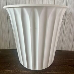 Vintage 1993 Sterilite White Fluted Wastebasket 10 Quart Plastic Trash Can USA